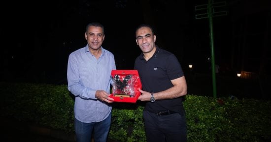سيد عبد الحفيظ يُهدي سفير مصر فى أوغندا درع الأهلي بعد الفوز على كيتارا