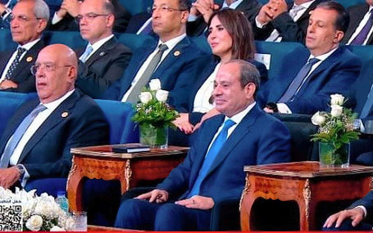 فخامة الرئيس السيسي يشاهد تقريرا ماذا تقول للرئيس إذا قابلته؟ بمنتدي مصر 2026