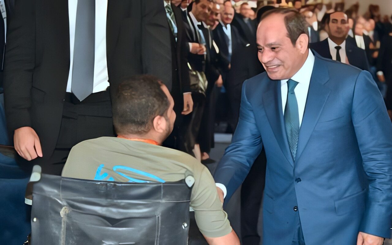 فخامة الرئيس السيسي يستجيب لرغبة مواطن من متحدى الإعاقة لمصافحته