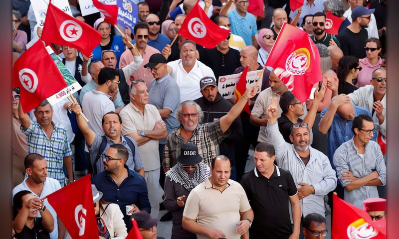 الشرطة التونسية تشتبك مع محتجين بالعاصمة في يوم شهد تصاعد التوترات