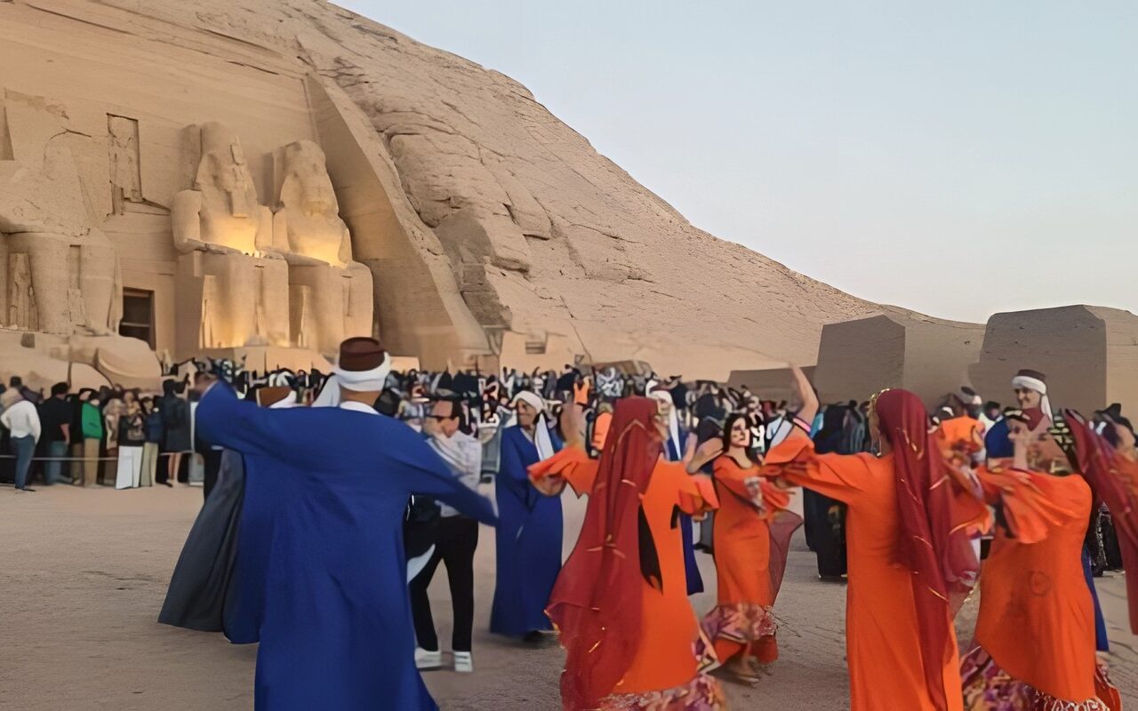7 فرق شعبية تختتم عروضها أمام معبد أبوسمبل تزامنًا مع تعامد الشمس.. فيديو وصور