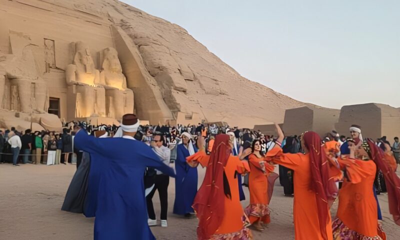 7 فرق شعبية تختتم عروضها أمام معبد أبوسمبل تزامنًا مع تعامد الشمس.. فيديو وصور