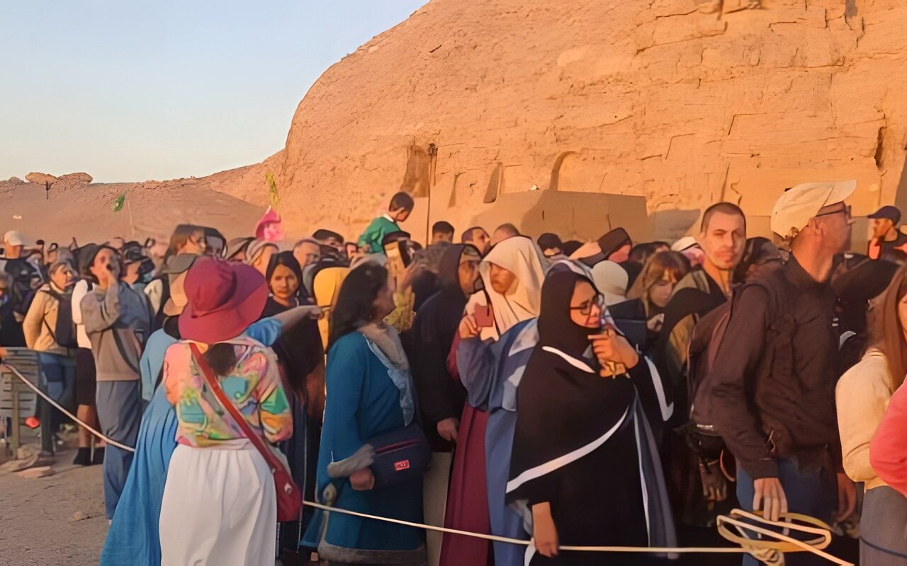 بحضور 6 آلاف زائر.. أطول طابور سياحي أمام معبد أبوسمبل لمشاهدة تعامد الشمس