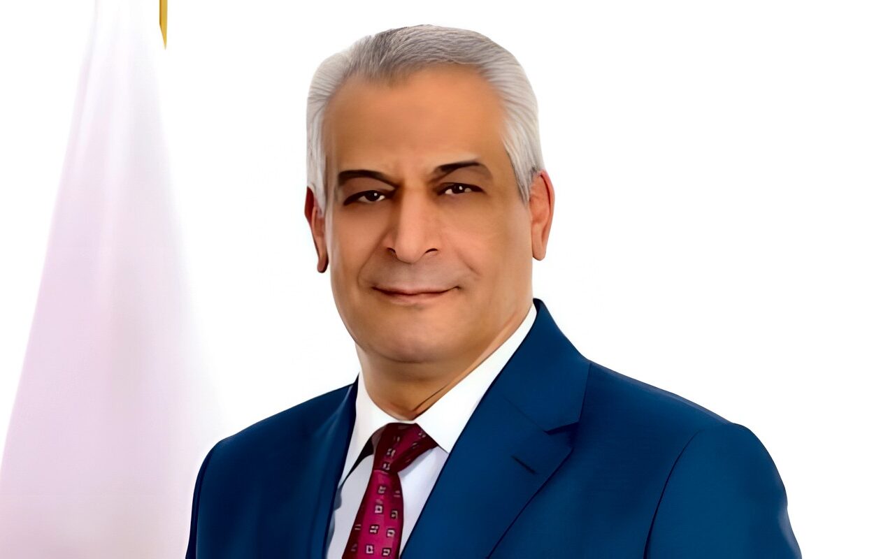 وزير الإنتاج الحربى يشيد بجهود العاملين ويؤكد دورهم فى دعم الصناعة الوطنية