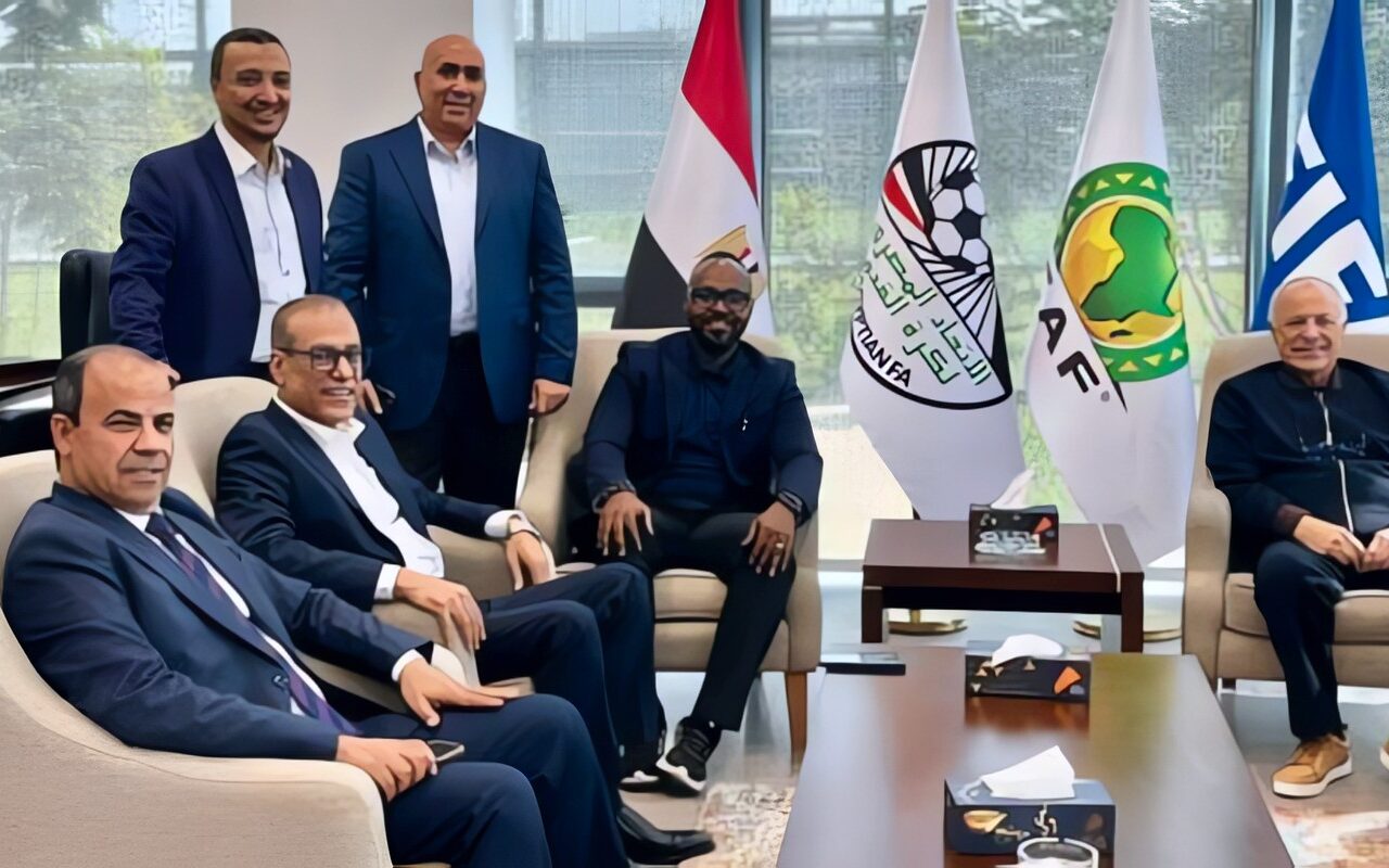أبو ريدة يستقبل وفد فيفا لمناقشة الحوكمة المالية وورشة الانتقالات الدولية