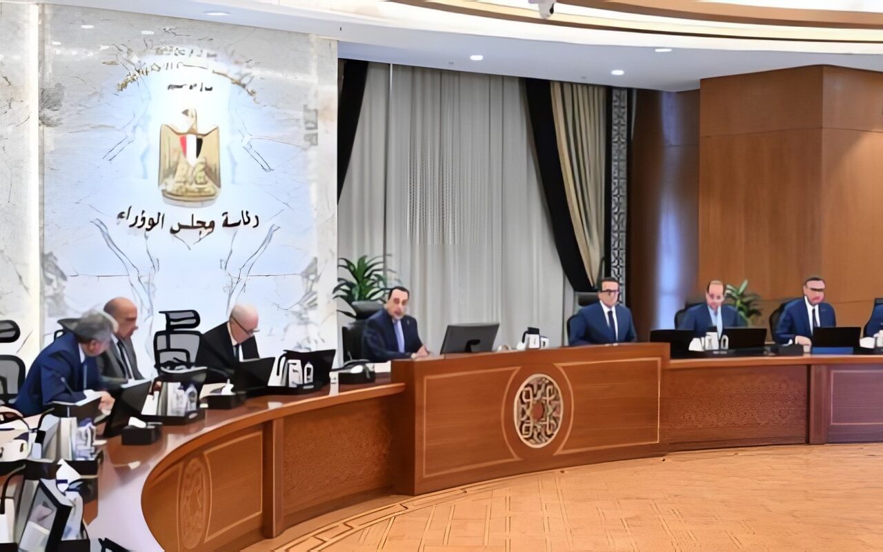 رئيس الوزراء يوجه بزيادة المخزون الآمن من السلع الغذائية والمنتجات البترولية