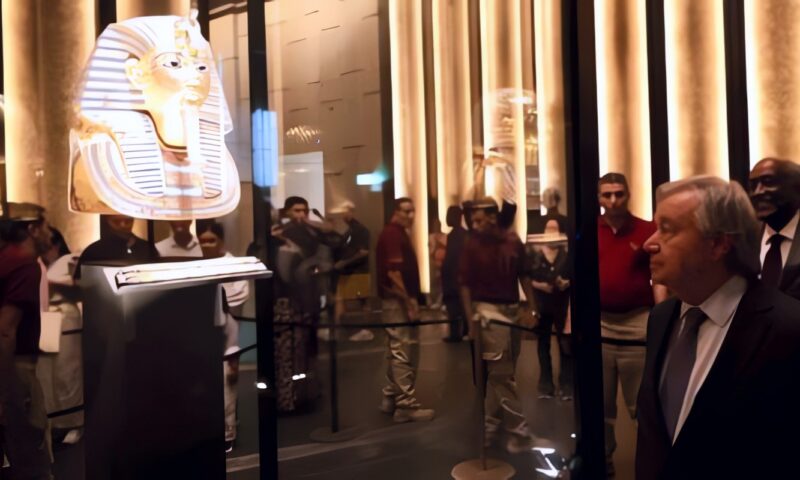 أمين الأمم المتحدة يزور المتحف المصري الكبير ويقف أمام قناع توت غنخ أمون