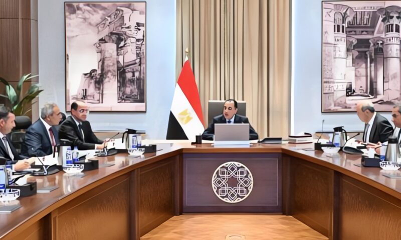 رئيس الوزراء يستعرض مقترحات تطوير مطار العاصمة الجديدة والمنطقة المحيطة