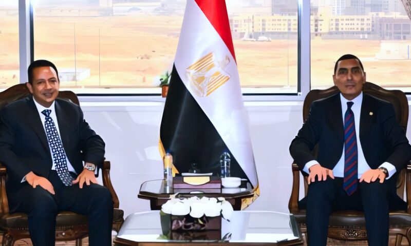 وزير الشباب والرياضة يبحث مع رئيس الاتحاد السكندري المشروعات الاستثمارية بالنادي