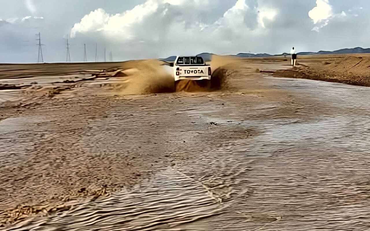 سيول تضرب منطقة برنيس جنوب مرسى علم بالبحر الأحمر.. صور