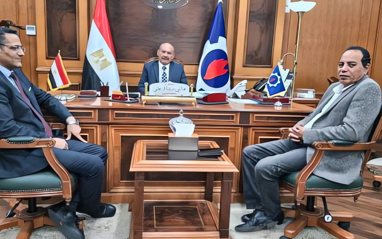 محافظ السويس ونقيب الصحفيين يؤكدان دور الإعلام الوطني فى حماية الوعي