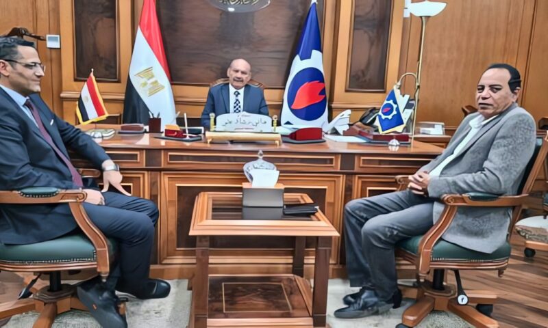 محافظ السويس ونقيب الصحفيين يؤكدان دور الإعلام الوطني فى حماية الوعي
