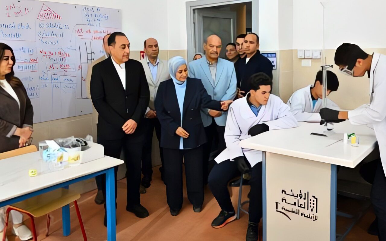 رئيس الوزراء يجرى حوارا مع طلاب مدرسة STEM ويتجول بغرف الإقامة للاطمئنان على جودتها