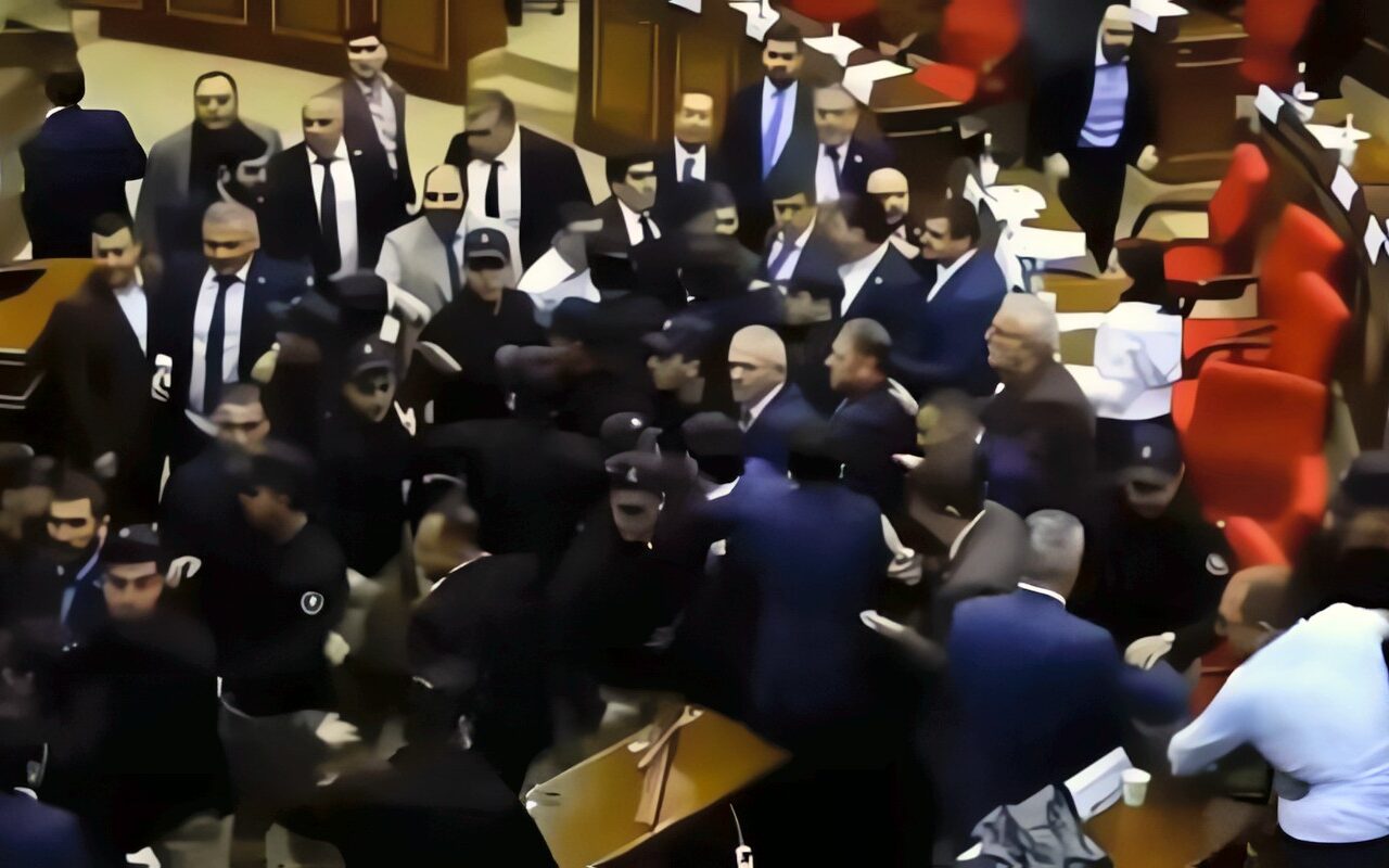 خناقة فى البرلمان الأرميني.. اشتباكات بالأيدى وتراشق بالكراسي وإصابة نواب