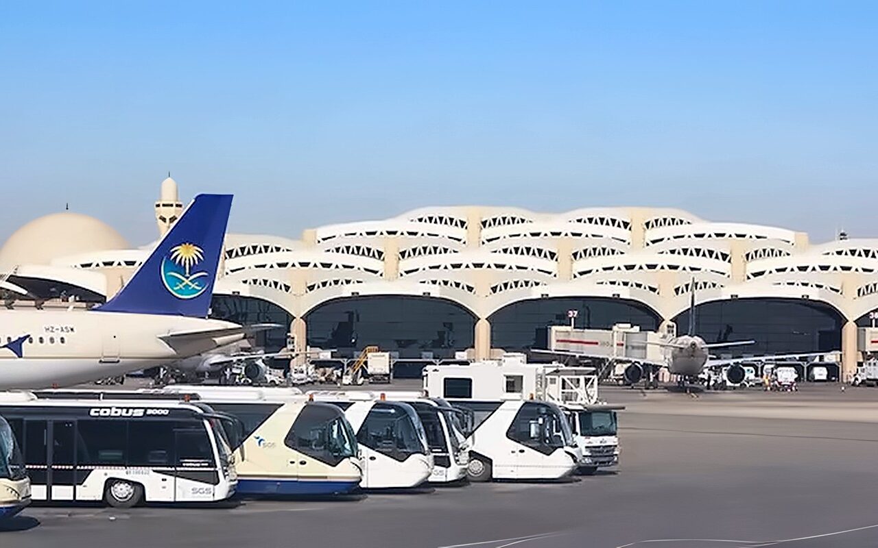 مطار الملك خالد بالرياض يدعو المسافرين للتحقق من رحلاتهم وسط اضطرابات جوية
