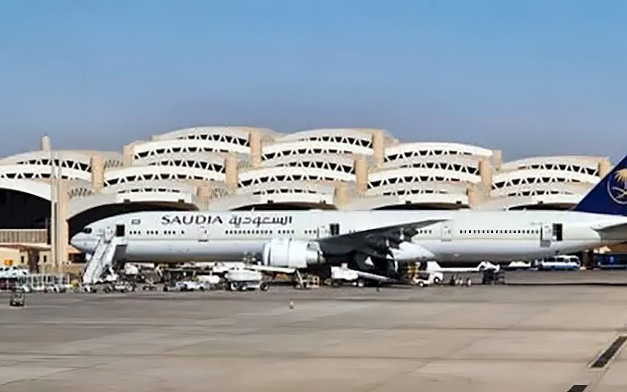 السعودية: تعليق العمليات التشغيلية بمطار الرياض الدولي بعد هجوم استهدفه