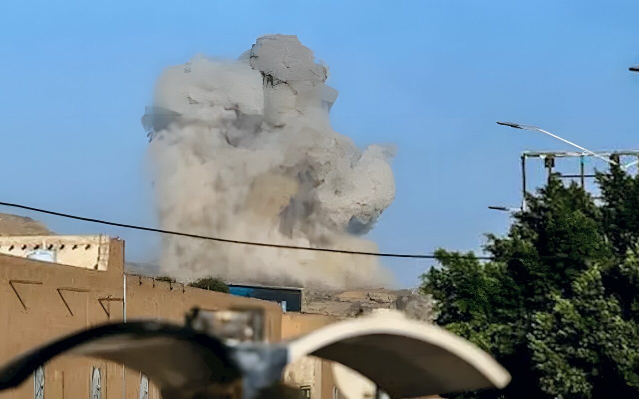 هجوم “مُزدوج” على السعودية.. الحوثيون يعلنون استهداف مطار الرياض مجددًا وقاعدة خميس مشيط