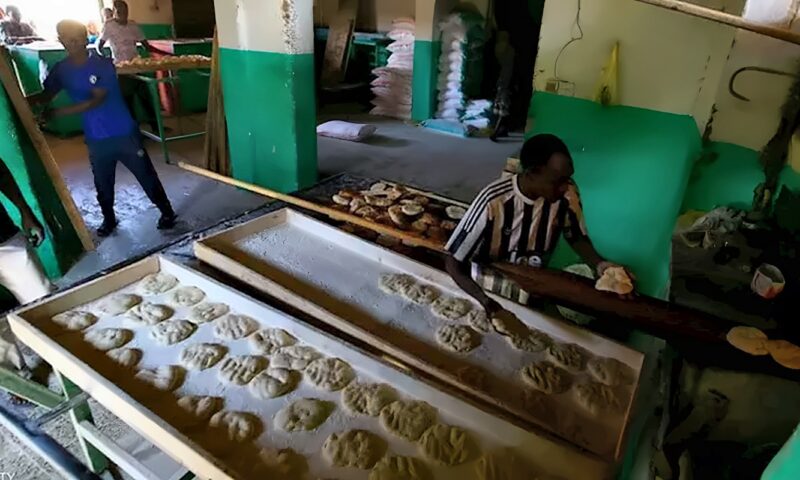 “رغيفين العيش بألف جنيه”.. موجة غلاء جديدة تضرب الخبز في السودان