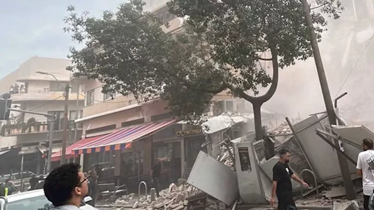 صور| انهيار مبنى في تل أبيب وتواصل أعمال البحث عن مفقودين محتملين