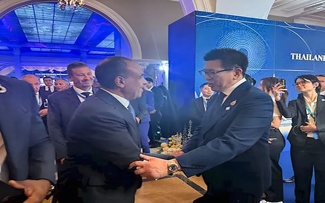 وزير الخارجية يبحث مع نائب رئيس الوزراء التايلاندي تعزيز التعاون الاقتصادي والاستثماري