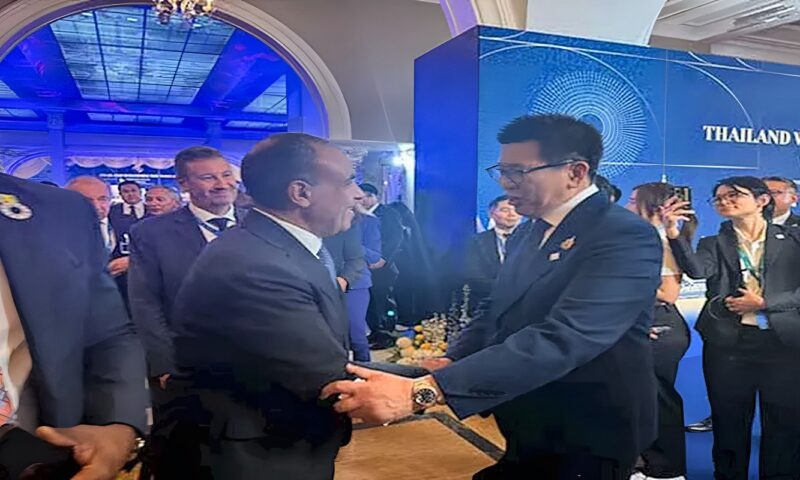 وزير الخارجية يبحث مع نائب رئيس الوزراء التايلاندي تعزيز التعاون الاقتصادي والاستثماري