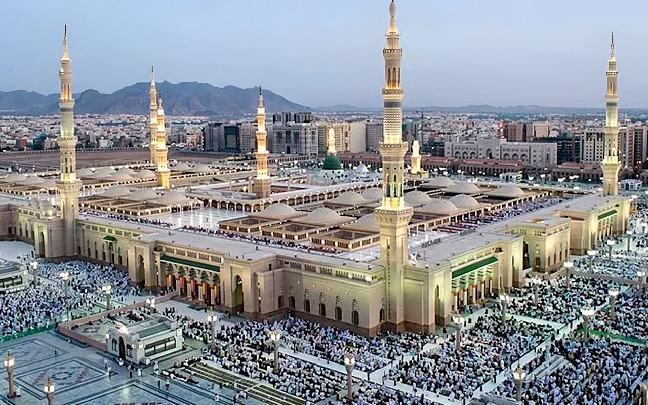هل استهدف الحوثيون المدينة المنورة؟ حقيقة فيديو اعتراض الصاروخ