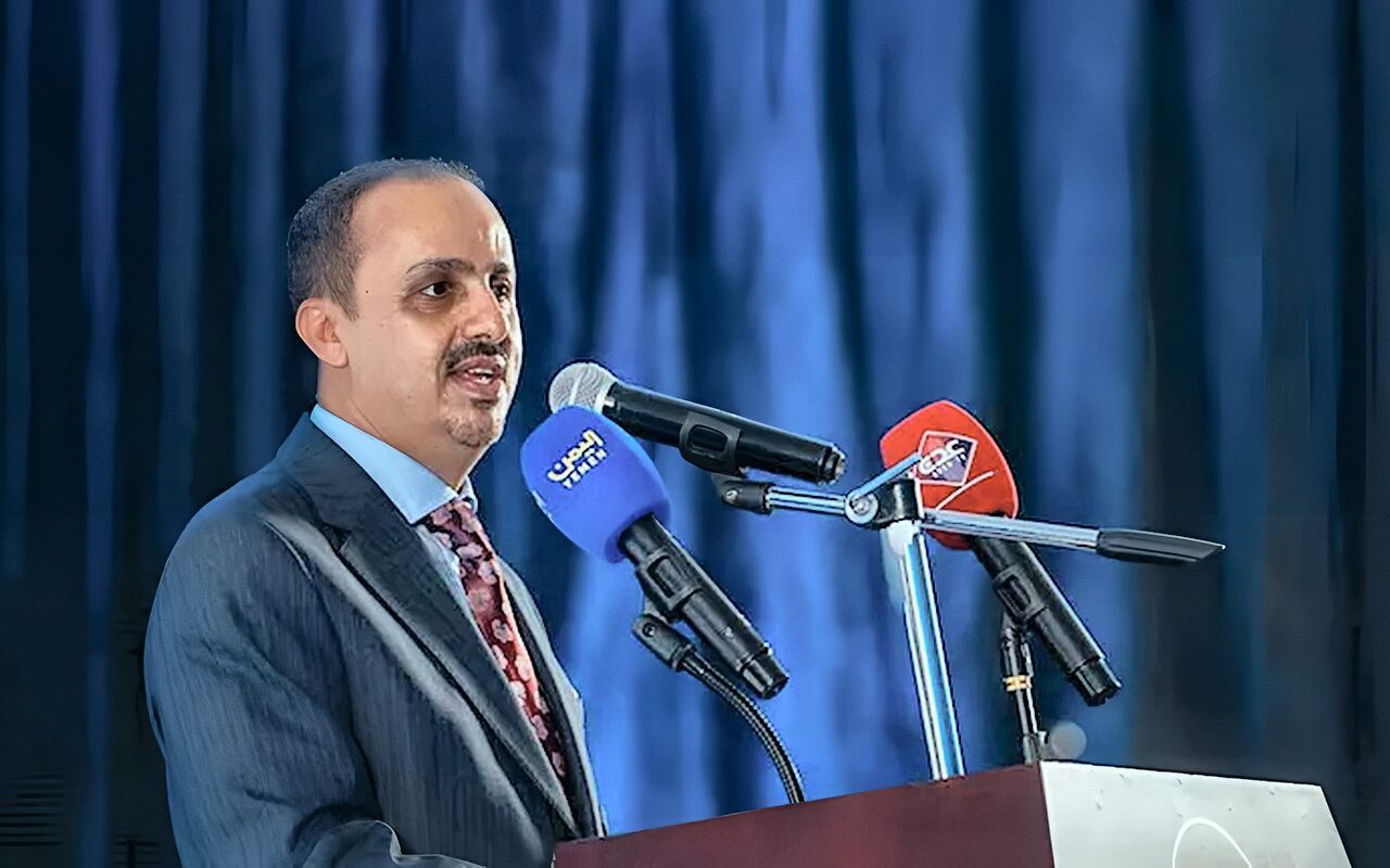 وزير الإعلام اليمني: الحوثيون أطلقوا صاروخين قرب طائرة يمنية متجه إلى القاهرة