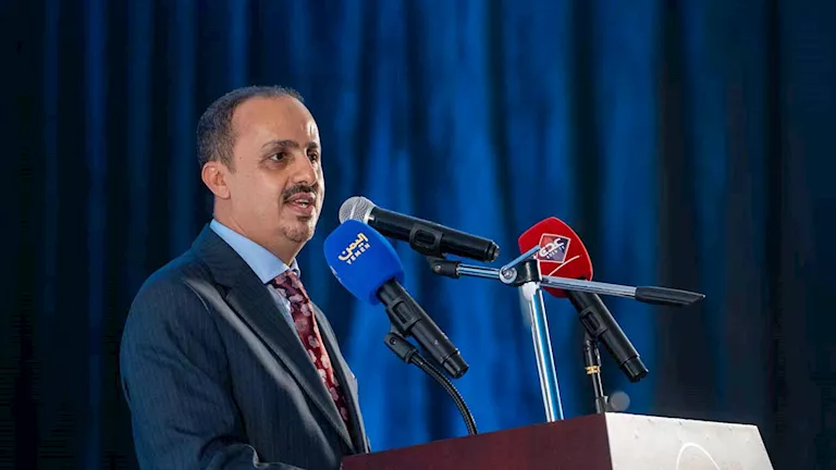 وزير الإعلام اليمني: الحوثيون أطلقوا صاروخين قرب طائرة يمنية متجه إلى القاهرة