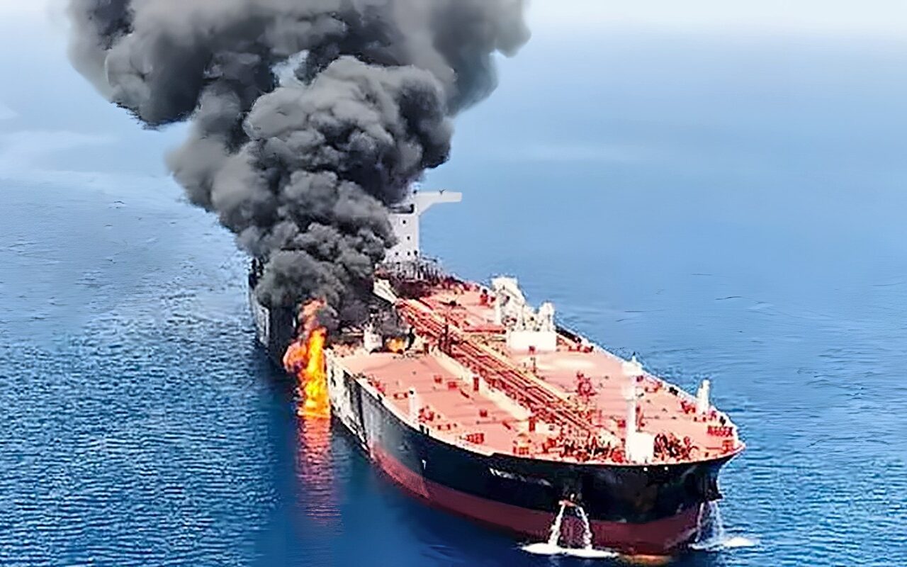 هيئة بحرية: حريق في سفينة تعرضت لقذيفة أثناء عبورها مضيق هرمز