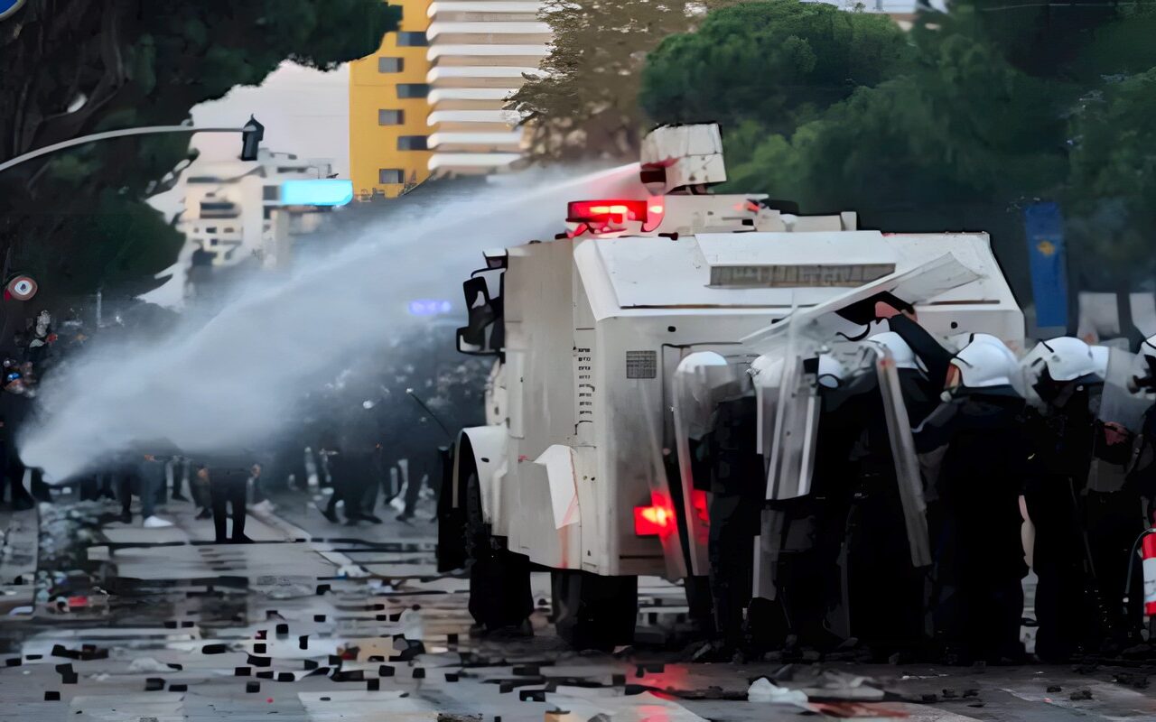 احتجاجات ألبانيا تدخل مرحلة جديدة ومواجهات دامية بين الشرطة والمتظاهرين |صور
