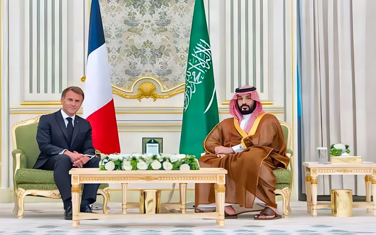ولي العهد السعودي يستقبل ماكرون في الرياض