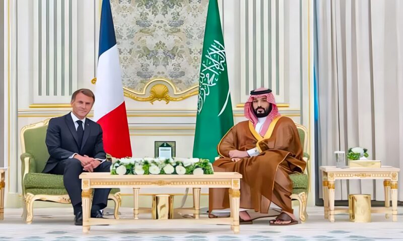 ولي العهد السعودي يستقبل ماكرون في الرياض