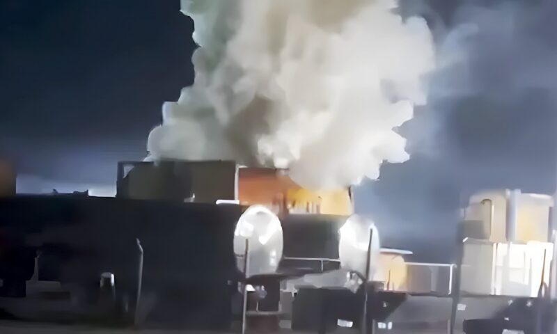 انفجار صهريج مواد كيميائية في أمريكا.. إجلاء آلاف السكان وتحذيرات من غازات سامة (فيديو)