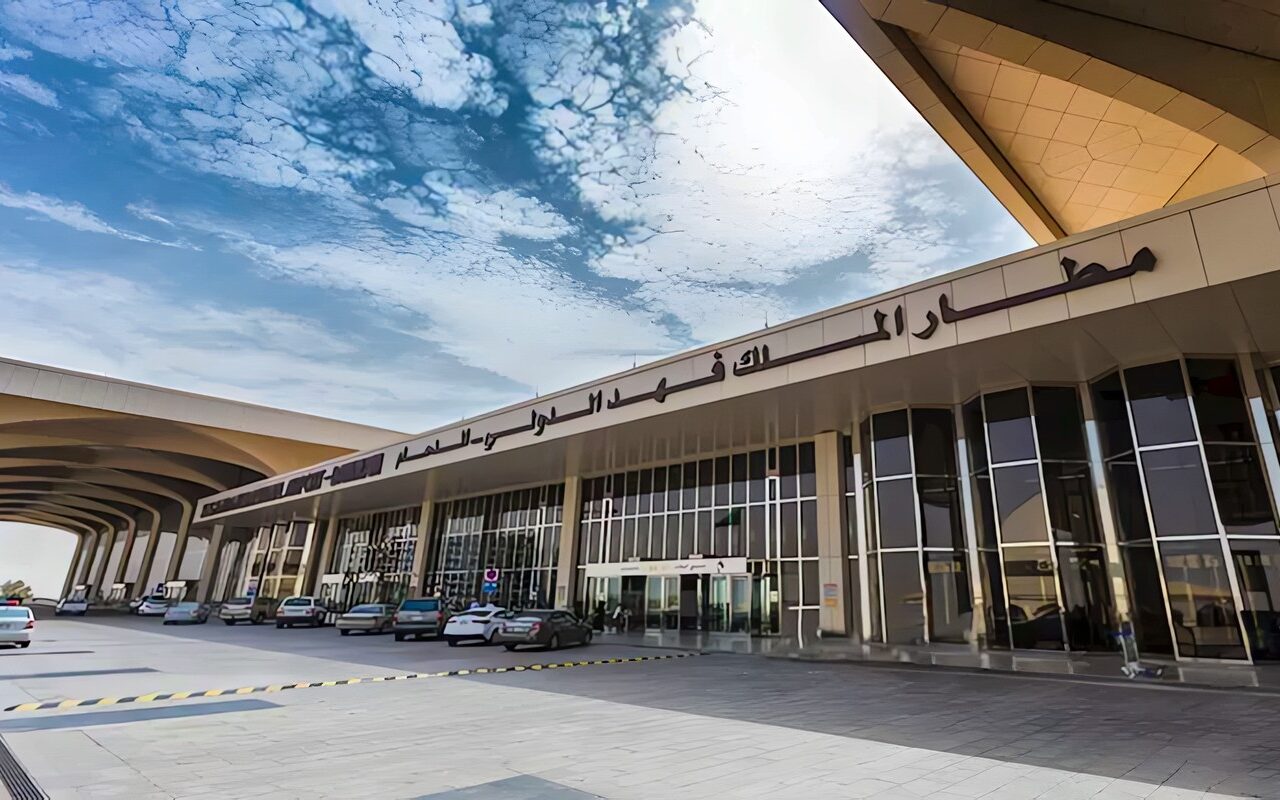 السعودية: وفاة مقيم وإصابة 8 بعد تعرض مطار الملك فهد الدولي بالدمام لاعتداء