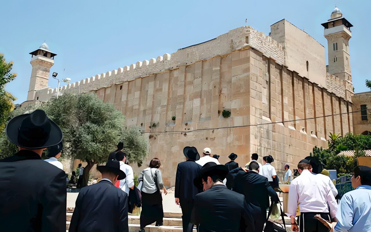 تصعيد إسرائيلي في الخليل.. الاحتلال يُغلق “الحرم الإبراهيمي” ويطرد موظفيه ويمنع الصلاة فيه