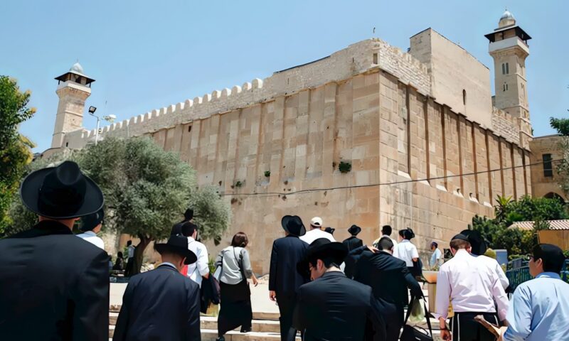 تصعيد إسرائيلي في الخليل.. الاحتلال يُغلق “الحرم الإبراهيمي” ويطرد موظفيه ويمنع الصلاة فيه