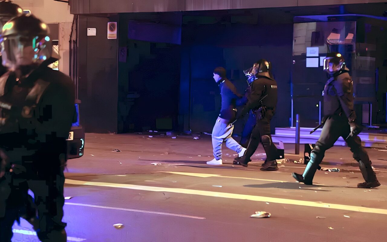اعتقال 100 شخص في برشلونة بعد أعمال نهب وشغب خلال مسيرة مناهضة للنظام