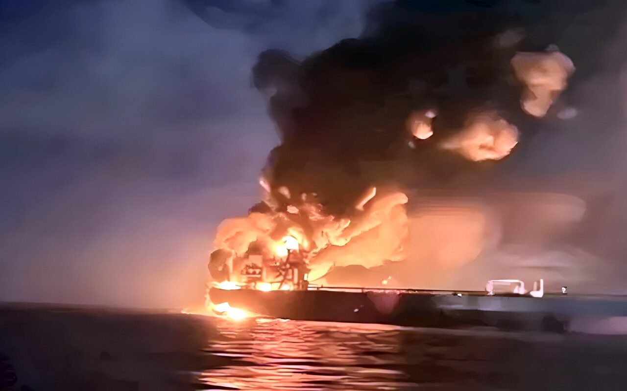 هيئة بريطانية: هجوم بزورق مفخخ يستهدف ناقلة نفط في مضيق هرمز