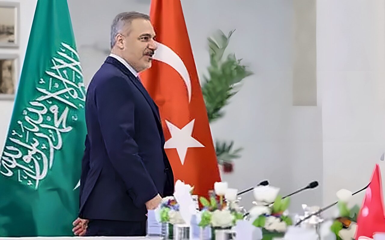 وزير الخارجية التركي يكشف مخرجات اجتماع “حلف مكة”.. ماذا قال بشأن الدعم العسكري للسعودية؟