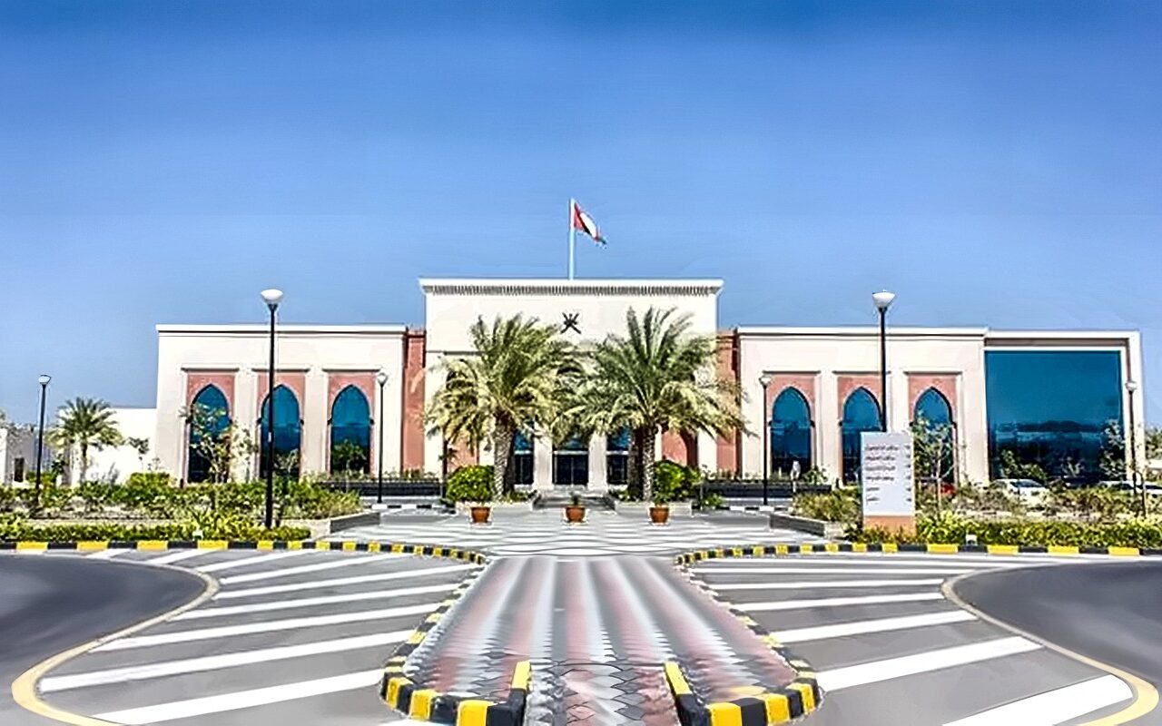 الدفاع العمانية تعلن إجلاء 10 من طاقم سفينة بنمية تعرضت لهجوم قبالة مسندم