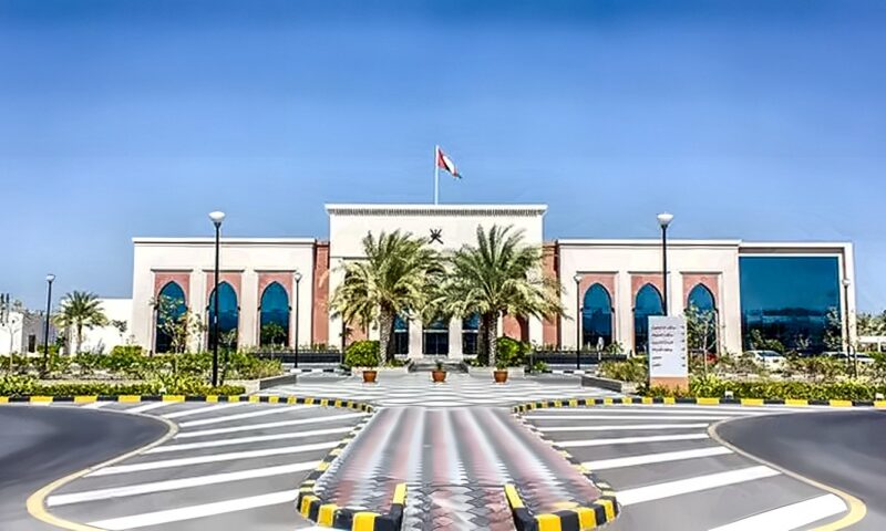 الدفاع العمانية تعلن إجلاء 10 من طاقم سفينة بنمية تعرضت لهجوم قبالة مسندم