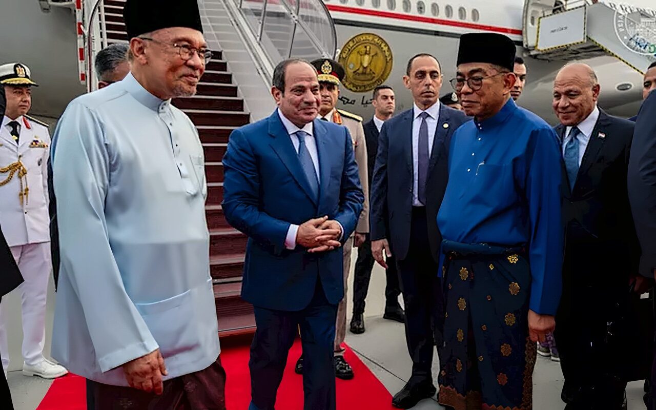 رئيس وزراء ماليزيا ينشر صورًا لاستقبال الرئيس السيسي في كوالالمبور
