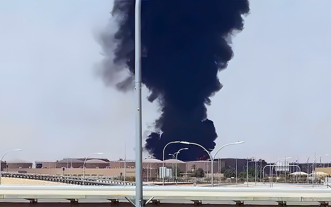 انفجارات تهز الرياض بعد تصعيد حوثي واستهداف مطارات سعودية