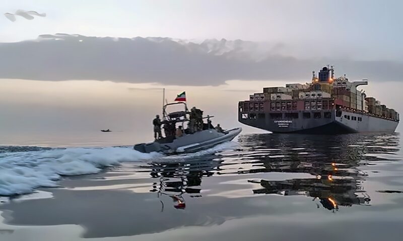 إصابة 12 شخصًا في هجوم على سفينة بمضيق هرمز والخارجية الهندية تكشف التفاصيل