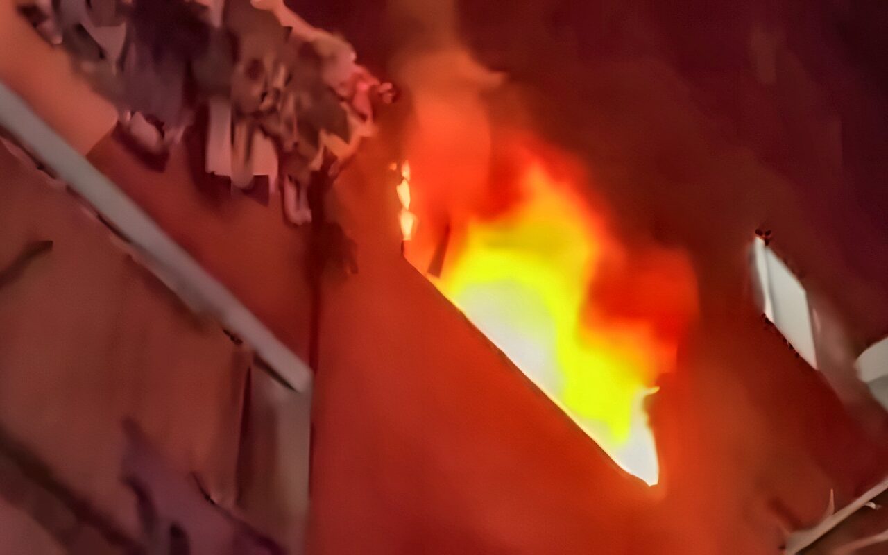 فريق من المعمل الجنائي يعاين حريق شقة سكنية في حدائق القبة