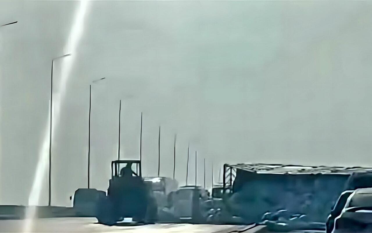 انقلاب سيارة نقل محملة بالدقيق على طريق “شبرا – بنها” الحر.. وزحام مروري بسبب الحادث