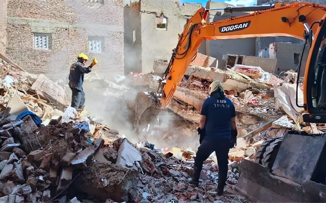 مأساة عقار الإسكندرية المنهار، انتشال جثتي طفلتين وارتفاع الضحايا إلى 3 وفيات
