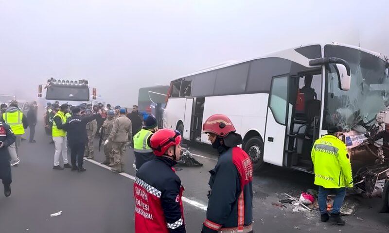 مصرع وإصابة 27 شخصا في حادث اصطدام حافلة سياحية وشاحنة بتركيا