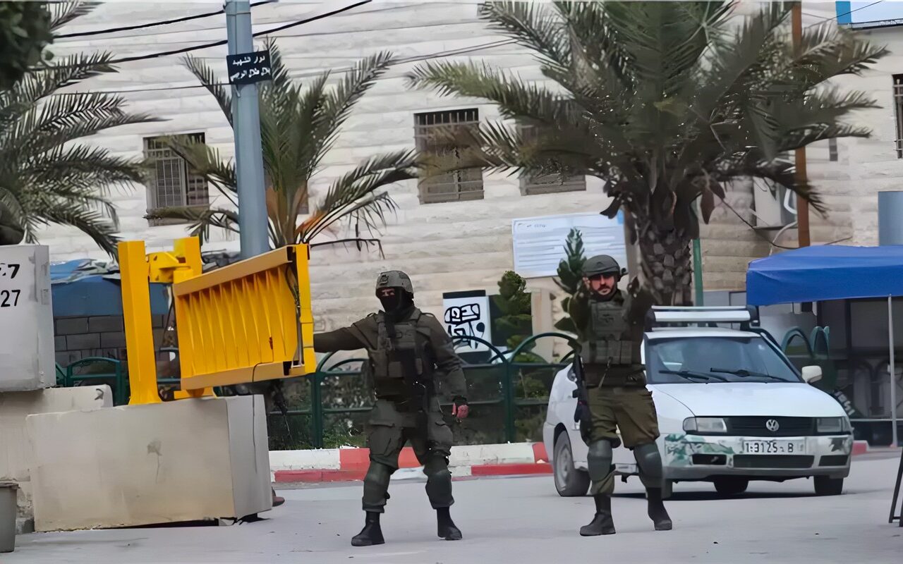 جيش الاحتلال: إصابة 5 جنود بينهم 2 بحالة حرجة في عملية إطلاق النار في الخليل