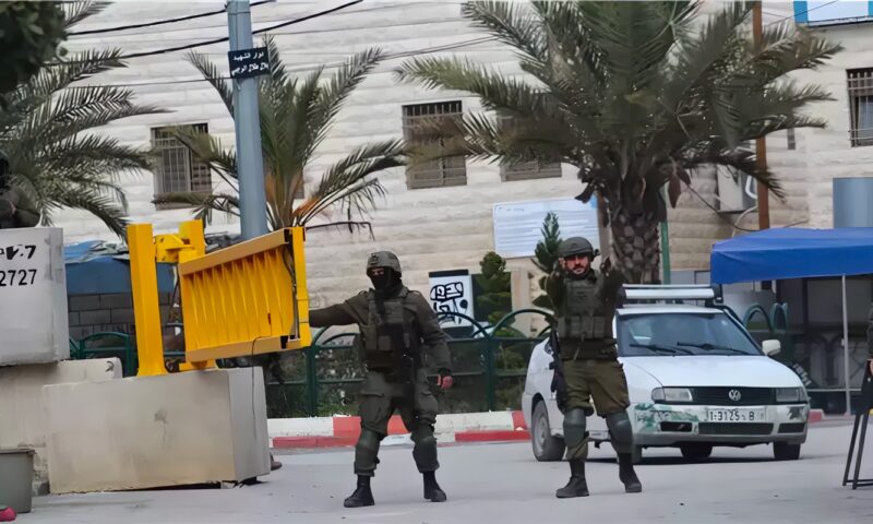 جيش الاحتلال: إصابة 5 جنود بينهم 2 بحالة حرجة في عملية إطلاق النار في الخليل